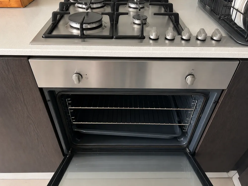Spotless oven after a professional end of lease bond clean
