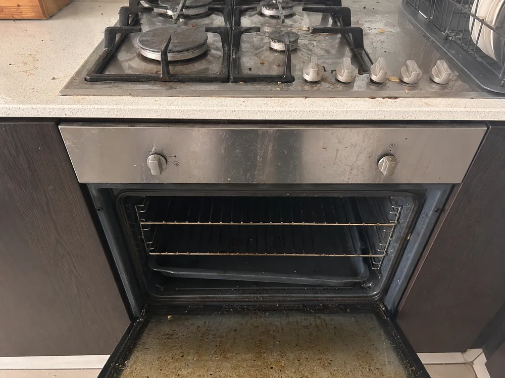 Dirty oven before an end of lease bond clean